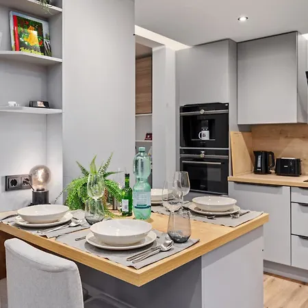 Edler Wohnraum Noble Stadtoase Mit Boxspringbett, Kaffeevollautomat, Lift&parkplatz Apartment